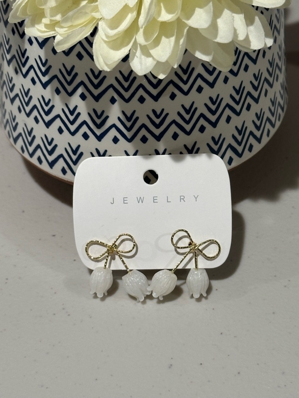 Fashion Jewelry Gold Bow Earrings with White Flower Drops
